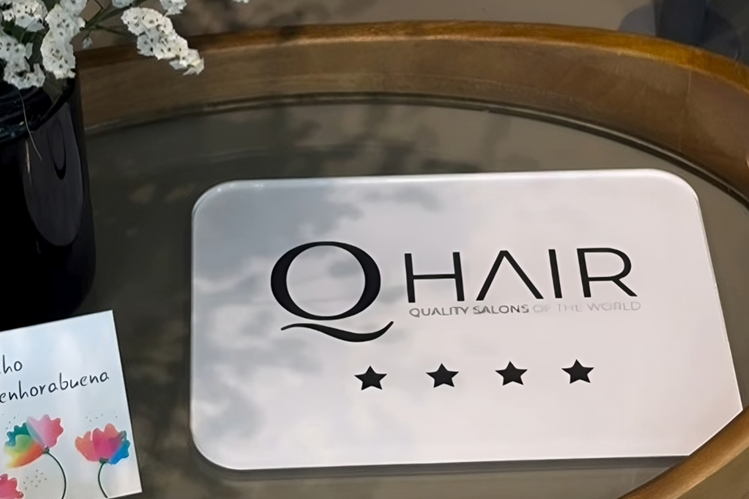 Celebrando la Excelencia: Naldo Costas Recibe 4 Estrellas de Q Hair